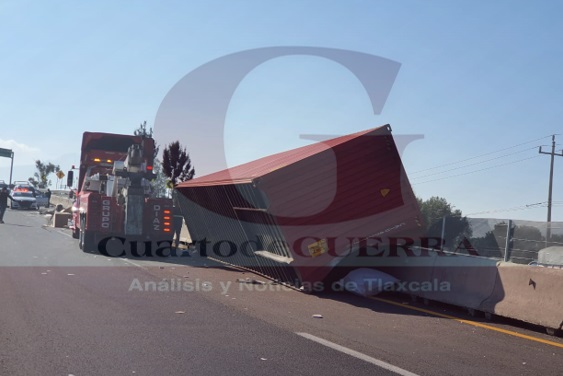 Se desprende contenedor de unidad pesada, en Yauhquemehcan