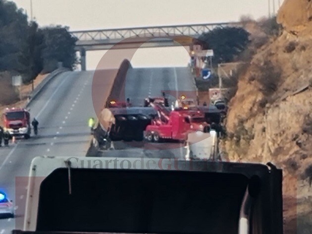 Volcadura de tráiler cargado de combustible generó fuerte caos vial en el Arco Norte