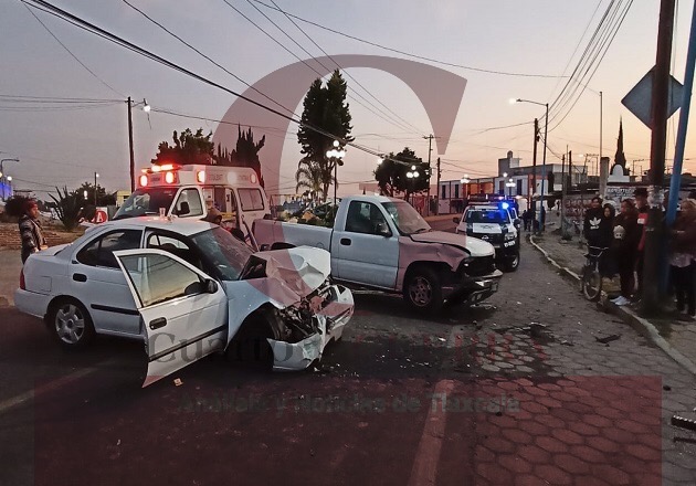 Pareja de ebrios provoca accidente en Nativitas