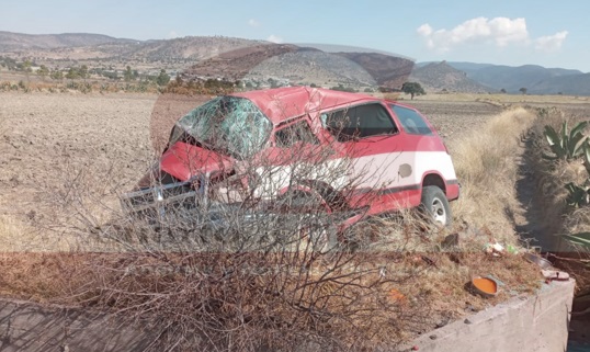 Volcadura deja a dos mujeres lesionadas en Tlaxco
