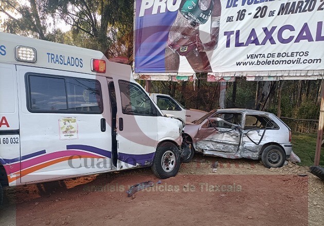 Choque de ambulancia y automóvil deja a tres personas lesionadas, en Tlaxcala