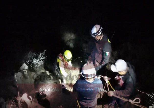 Cuerpos de emergencia rescatan a joven que cayó a un barranco, en Ixtacuixtla