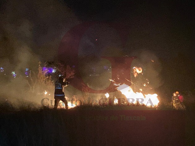 Moviliza a cuerpos de emergencia incendio en Acuitlapilco, Tlaxcala