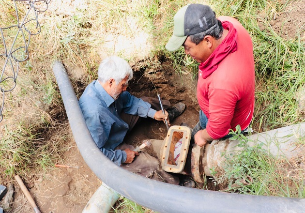 Cambian válvula de distribución de agua potable en Ahuashuatepec