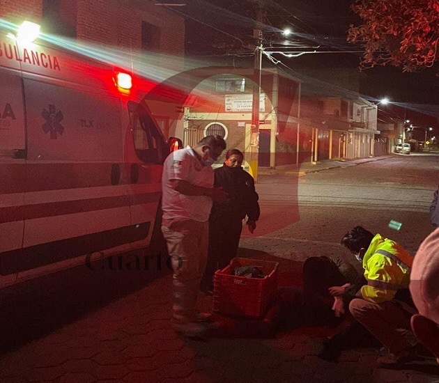 Motociclista derrapa en Zacatelco y se niega a recibir atención