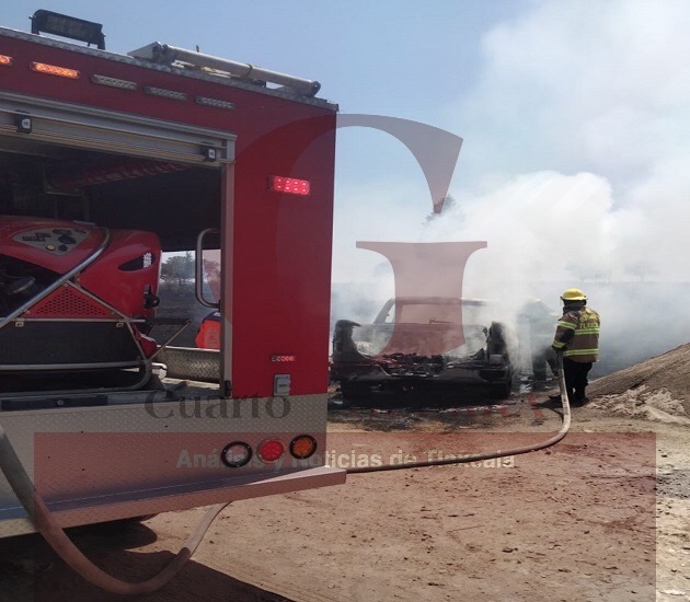 Se incendia camioneta por quema de pastizal, en Cuauhtelulpan, Tlaxcala