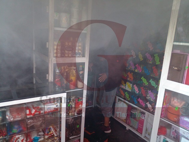 Probable corto circuito provoca incendio y explosión de cohetes, en tienda en Nativitas