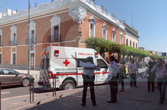 Atienden cuerpos de auxilio a mujer que sufrió caída en el zócalo de Tlaxcala capital