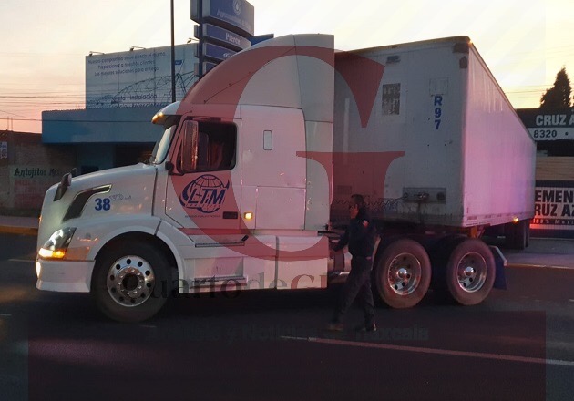 Recuperan tráiler robado y detienen a tres implicados, en Tlaltelulco