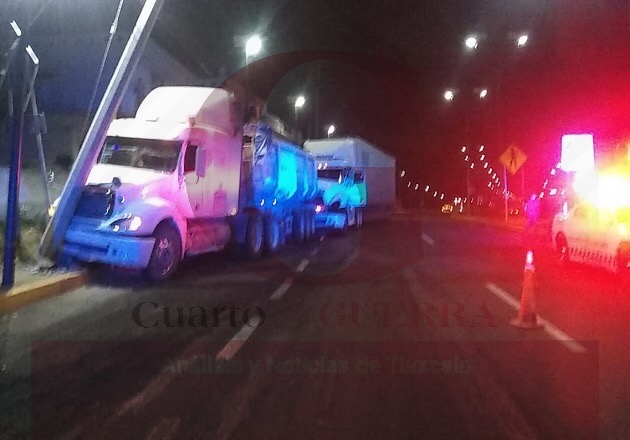 Accidente de tráileres deja daños materiales, en la Chiautempan-Puebla