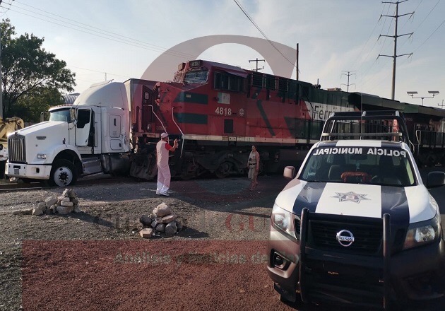 Tren embiste a tráiler sobre la Vía Corta Santa Ana-Puebla y genera caos vial