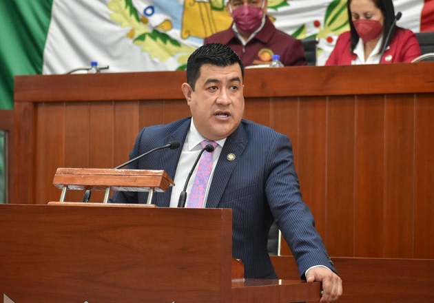 Propone Ever Campech regular los sueldos de los integrantes de los Ayuntamientos