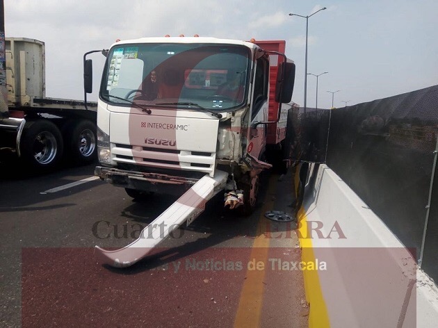 Daños materiales deja percance de camión en Chiautempan