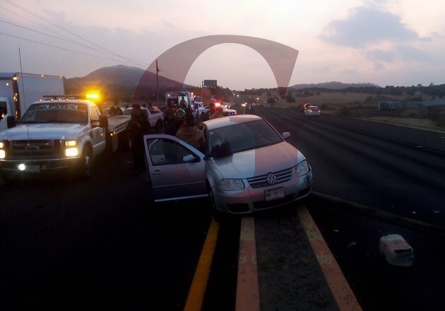 Choque de dos vehículos deja a dos hombres lesionados, en Calpulalpan