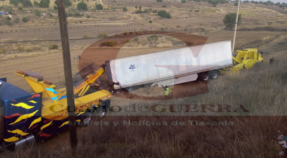 Dejan un lesionado y daños materiales incendios de tráileres, en Calpulalpan