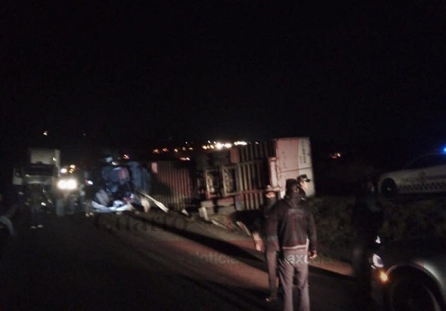 Vuelca camión de carga en Calpulalpan