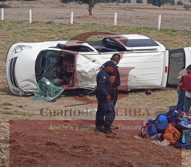 Familia se accidenta a bordo de su camioneta; muere una mujer, en la Amozoc-Perote