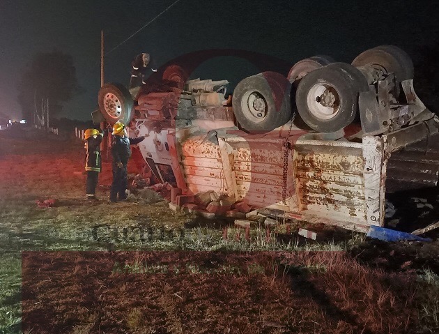 Choque de unidades pesadas deja un lesionado y daños materiales, en Tocatlán