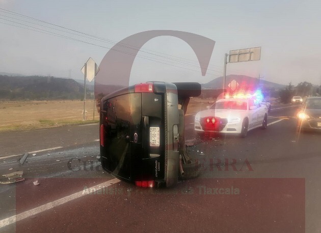 Choque de camionetas deja a tres personas lesionadas, en Calpulalpan
