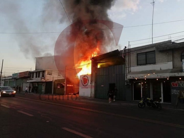 Incendio en comercio de Xicohtzinco moviliza a corporaciones de emergencia