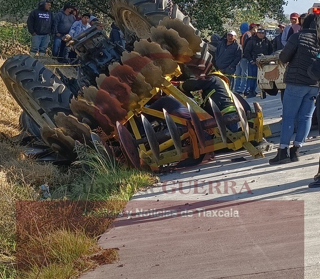 Muere aplastado por su tractor, luego de que una camioneta lo embistió, en Huamantla