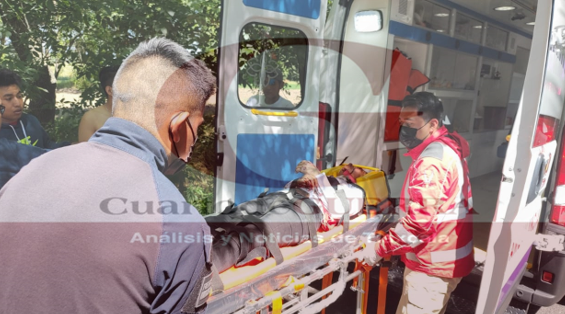 Una pareja de motociclistas resulta lesionada tras derrapar, en Tetlatlahuca