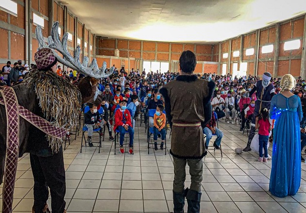 Con una obra de teatro y juguetes, celebran el Día del Niño en Tzompantepec