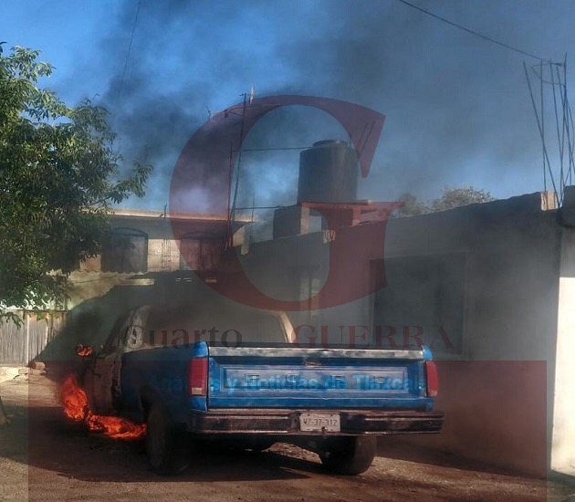 En Contla, camioneta termina incendiándose