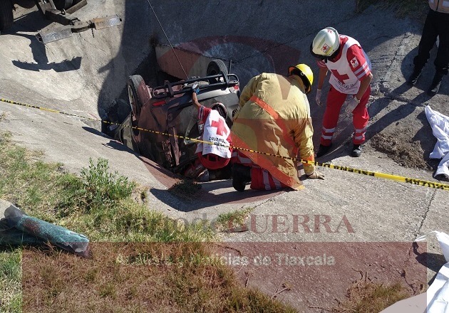 Tres personas pierden la vida tras fatal volcadura, en el Arco Norte