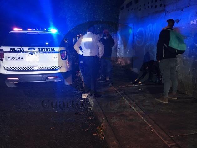 En Zacatelco, policías protegen integridad de una mujer encontrada en vía pública