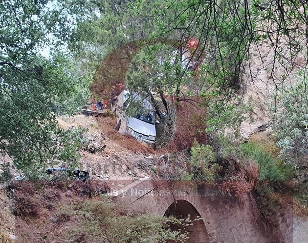 Se salvan de caer a un barranco, en Cuaxomulco