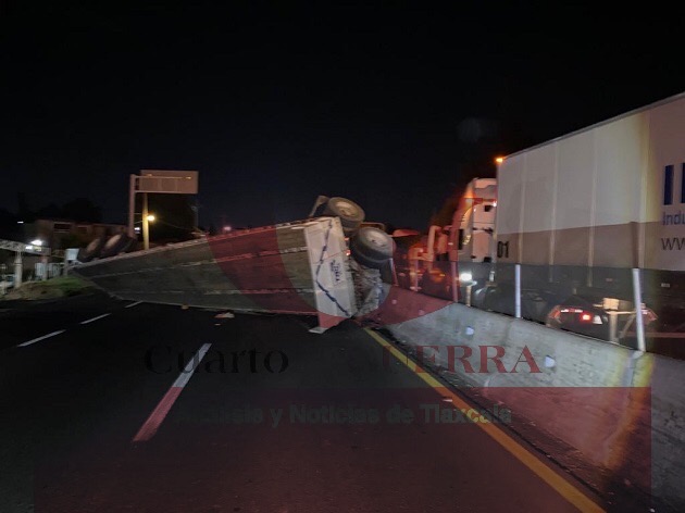 Daños materiales deja accidente de tráiler en la México-Veracruz
