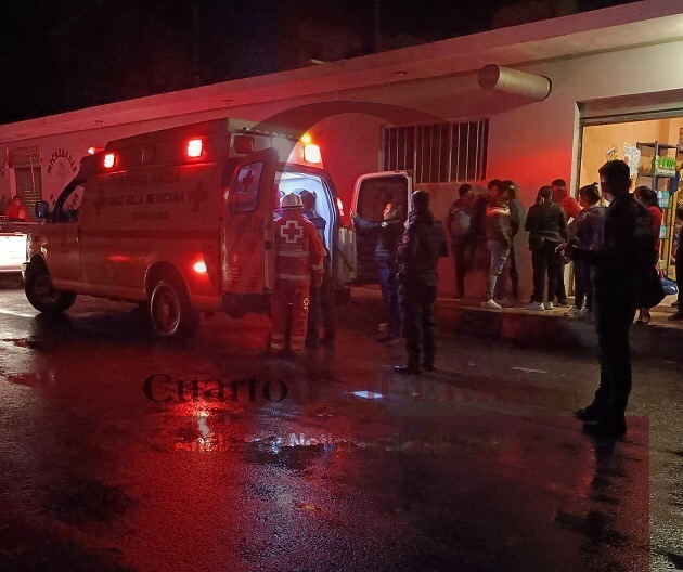 Motociclistas derrapan al esquivar a un perro, en Ixtacuixtla