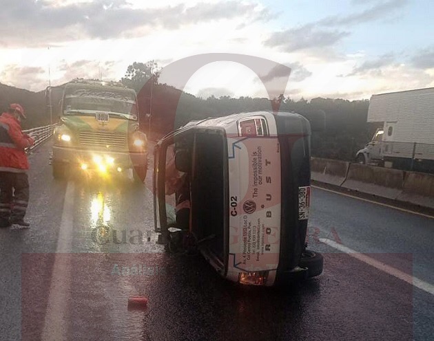 Vuelca camioneta y resultan lesionados sus tripulantes, en el Arco Norte