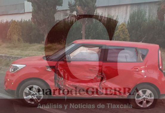 Mujer en posible estado etílico provoca accidente vehicular, en Tepetitla