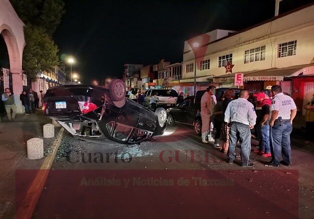 Vuelca familia a bordo de su coche, en calles céntricas de Chiautempan
