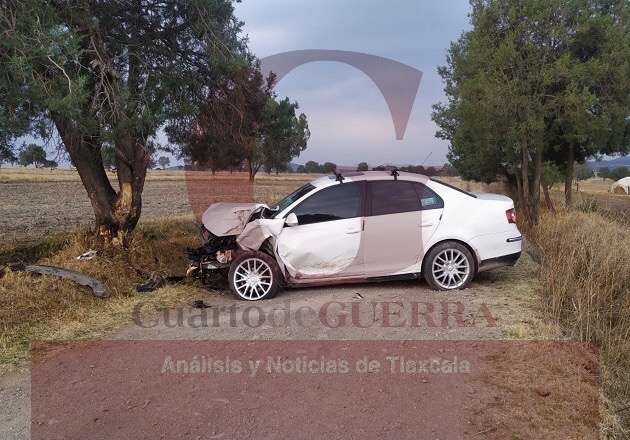 Chocan contra árbol y abandonan vehículo, en Yauhquemehcan