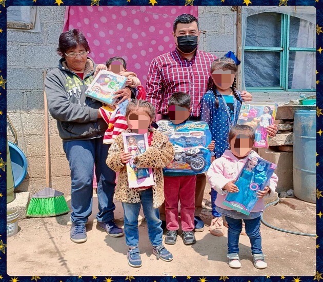 Diputado Ever Campech entrega juguetes a niños en situación vulnerable