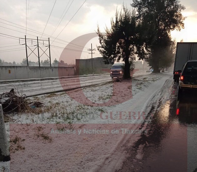 Colapsa circulación sobre la autopista Tlaxcala-Texmelucan por fuerte granizada