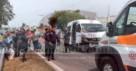 Al menos ocho lesionados por choque de colectiva y auto, en la Tlaxcala-Texmelucan