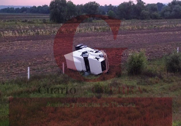 Vuelca tráiler sobre la autopista Tlaxcala-Puebla