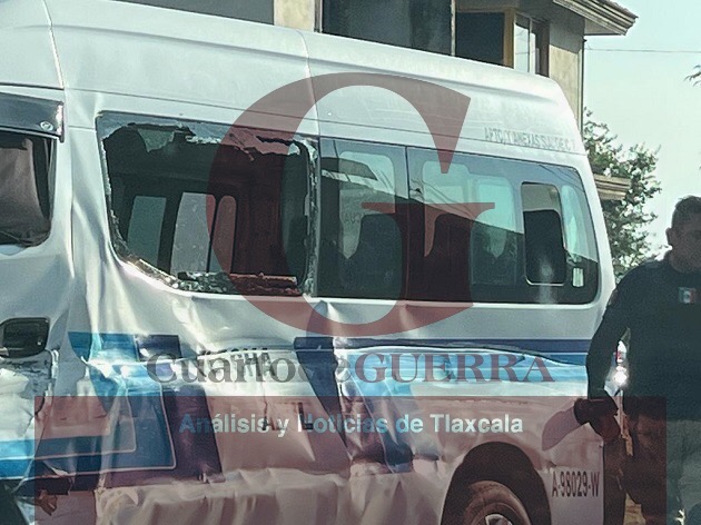 Sólo daños materiales por choque entre colectiva y camioneta, en Ayometla