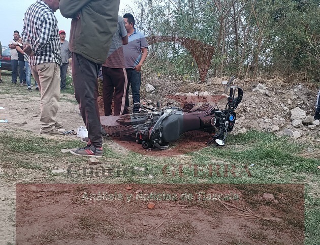 Pareja de motociclistas resulta lesionada al sufrir accidente vial, en Ixtacuixtla