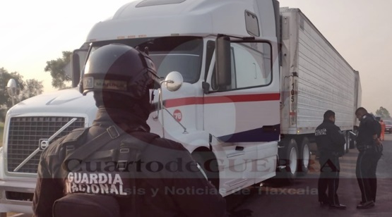 Aseguran dos tráileres que transportaban migrantes, en la Tlaxcala-Puebla