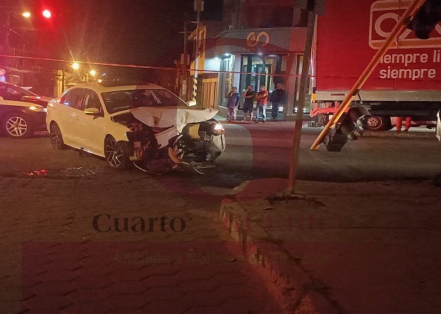 Fisioterapeuta de la SSC choca su auto y tumba un semáforo, en Ocotlán, Tlaxcala