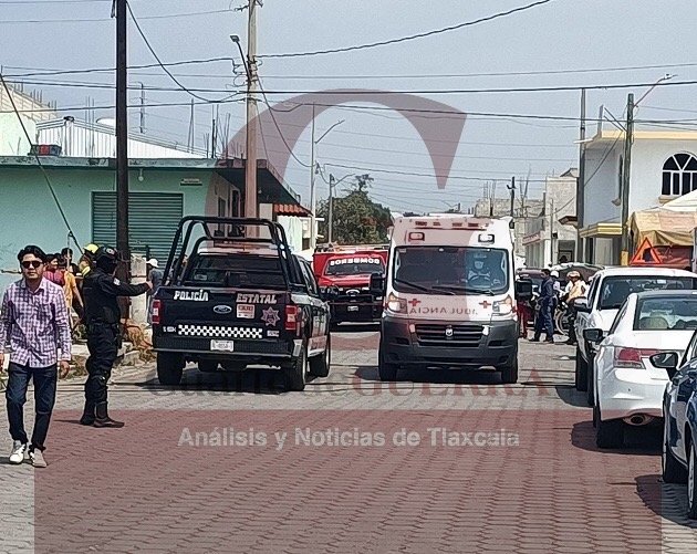 Le explota cohetón a un hombre, en festividad religiosa de Santa Cruz Tetela, Tlaltelulco