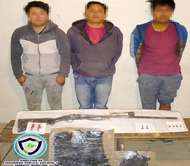 Tras denuncia ciudadana, aseguran en Zacatelco a tres hombres por portación de arma