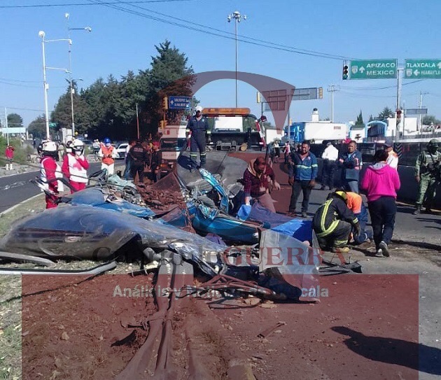 Muere un hombre cuando un tráiler aplasta su camioneta, sobre la México-Veracruz