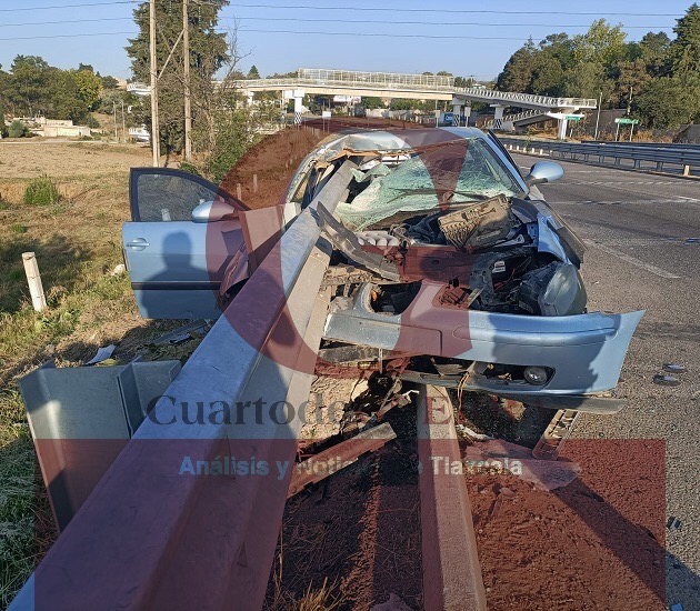 Queda auto destrozado al incrustarse en barra metálica, en la Tlaxcala-Apizaco