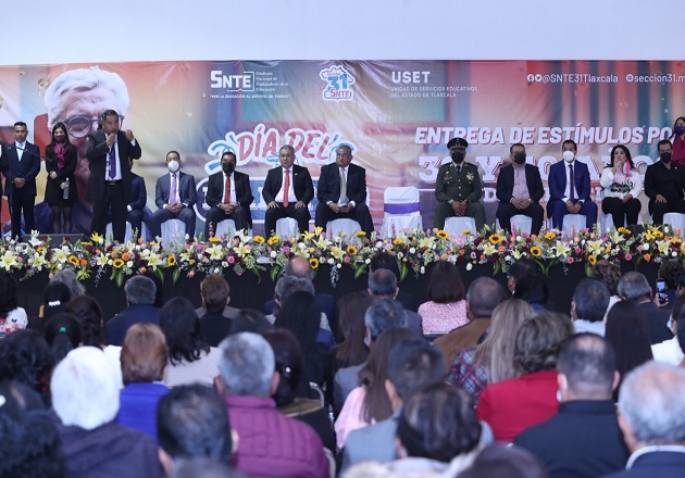 Reciben estímulos y condecoraciones maestros con 30, 40 y 50 años de servicio